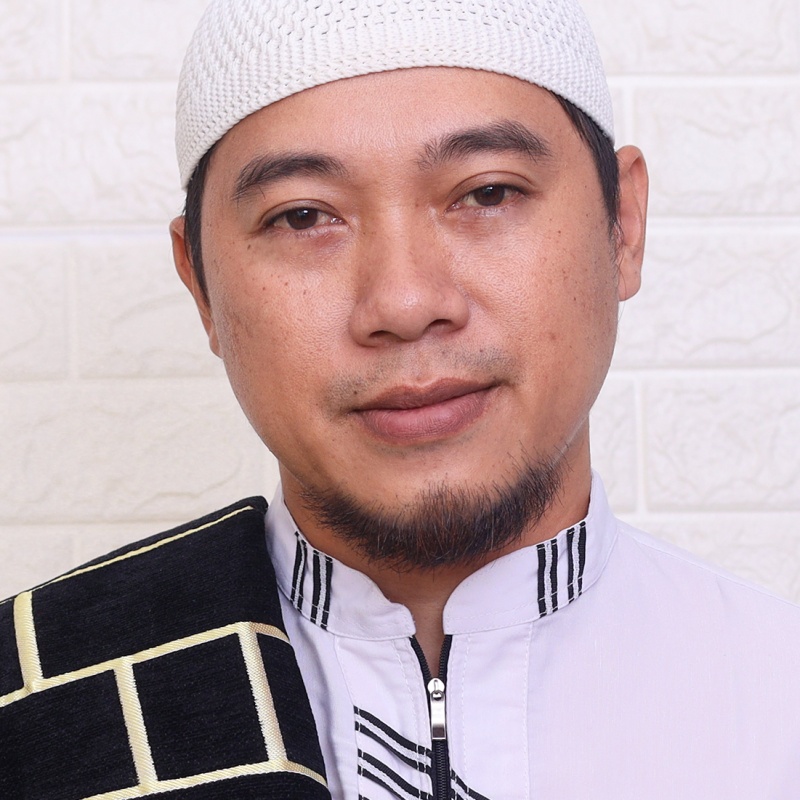 asian-muslim-man-in-white-clothes-bring-prayer-rug-2023-11-27-04-49-34-utc.jpg